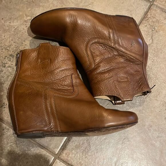 Frye Carson Cognac Brown Leather Hidden Wedge Ankle Boots Womens Size 10 - Picture 8 of 14